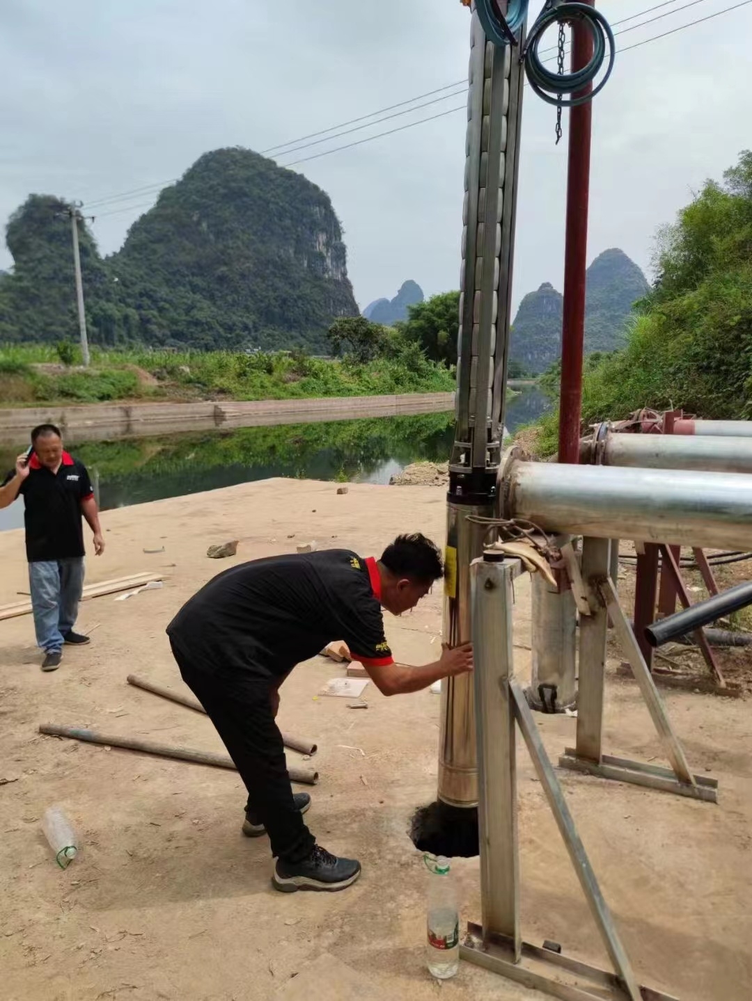 submersible borehole pump